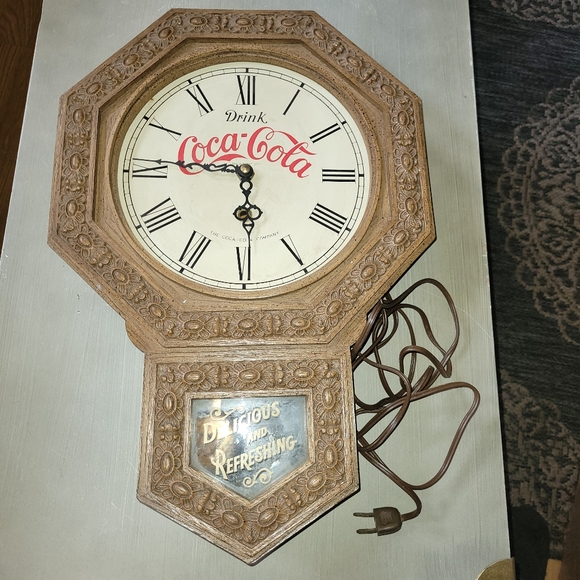 Vintage 70s Coca-Cola Wood Look Plastic Regulator Clock - Picture 3 of 10